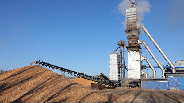 烘糧噸成本降至28元！300噸烘干塔用上秸稈直燃熱風(fēng)爐，相比燃煤一天節(jié)省一萬(wàn)六！