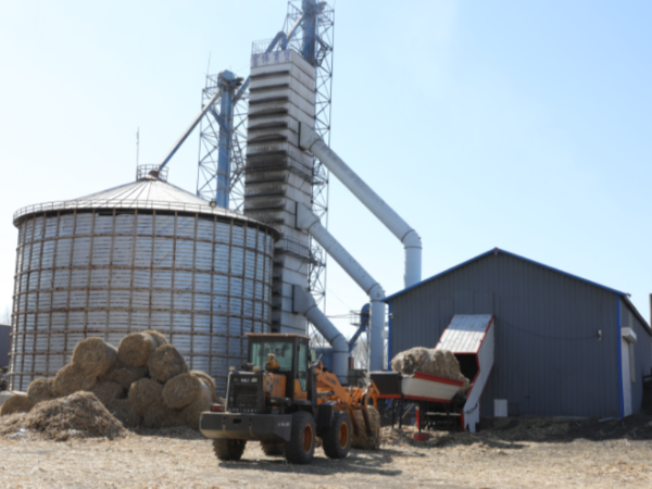 煤價上漲，糧食烘干用上生物質秸稈大包直燃熱風爐，一年省下30萬